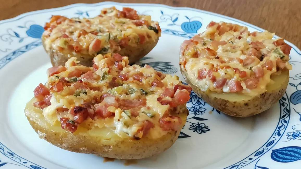 Картошка в духовке с начинкой сверху — пальчики оближешь!