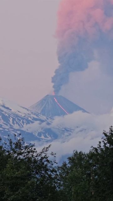 Ключевская сопка, действующий вулкан Камчатки.
