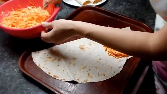 Закуска из лаваша с корейской морковкой