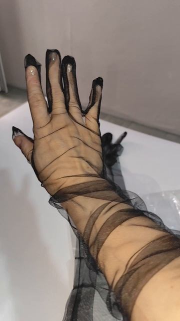 Сетчатые высокие перчатки чёрного цвета для вечернего образа