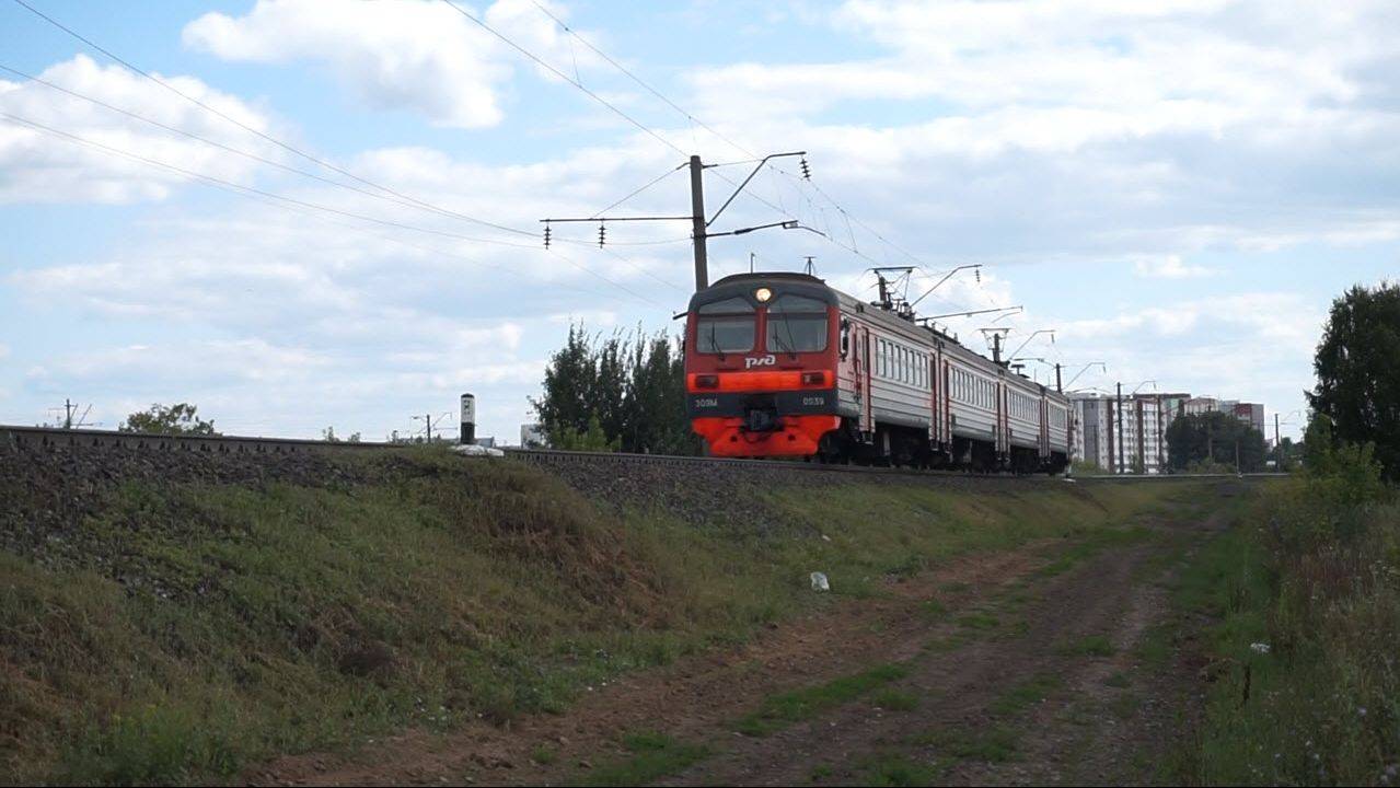 Служебный электропоезд ЭД9М-0039 с вечно приветливой бригадой.