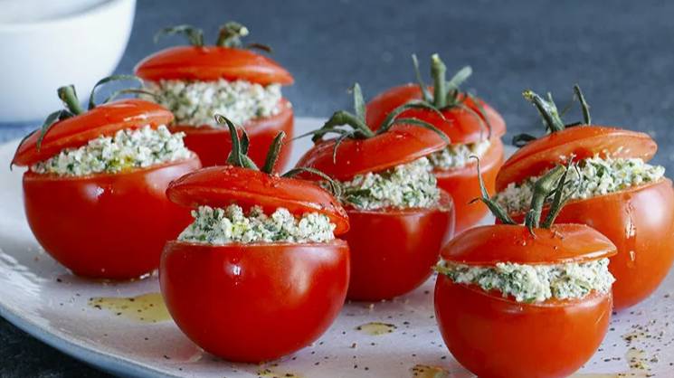 Помидоры с творогом и чесноком.