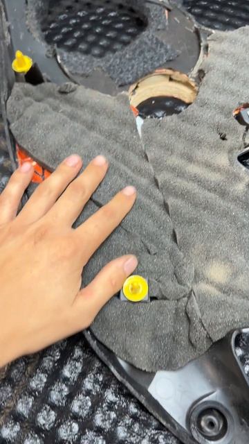 Отклеивает шумоизоляцию с дверной картой. Что за смесь материалов?