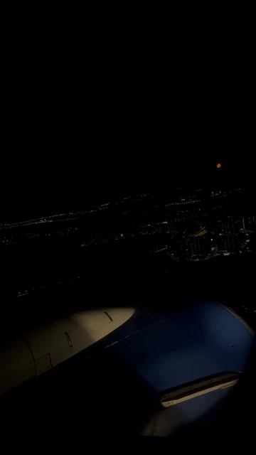 Ночная посадка в аэропорту Внуково. Красивая красная луна.