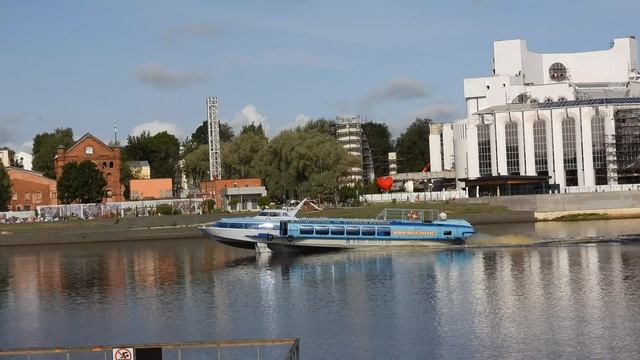 Прогулочный туристический корабль Метеор на подводных крыльях в Великом Новгороде, 08.08.2025