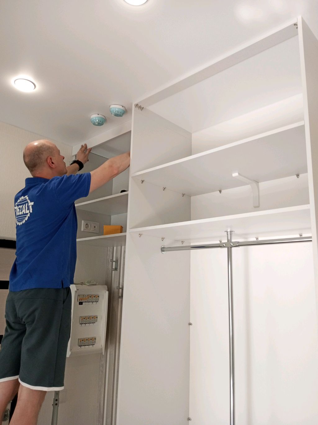 Навешиваем двери на шкаф