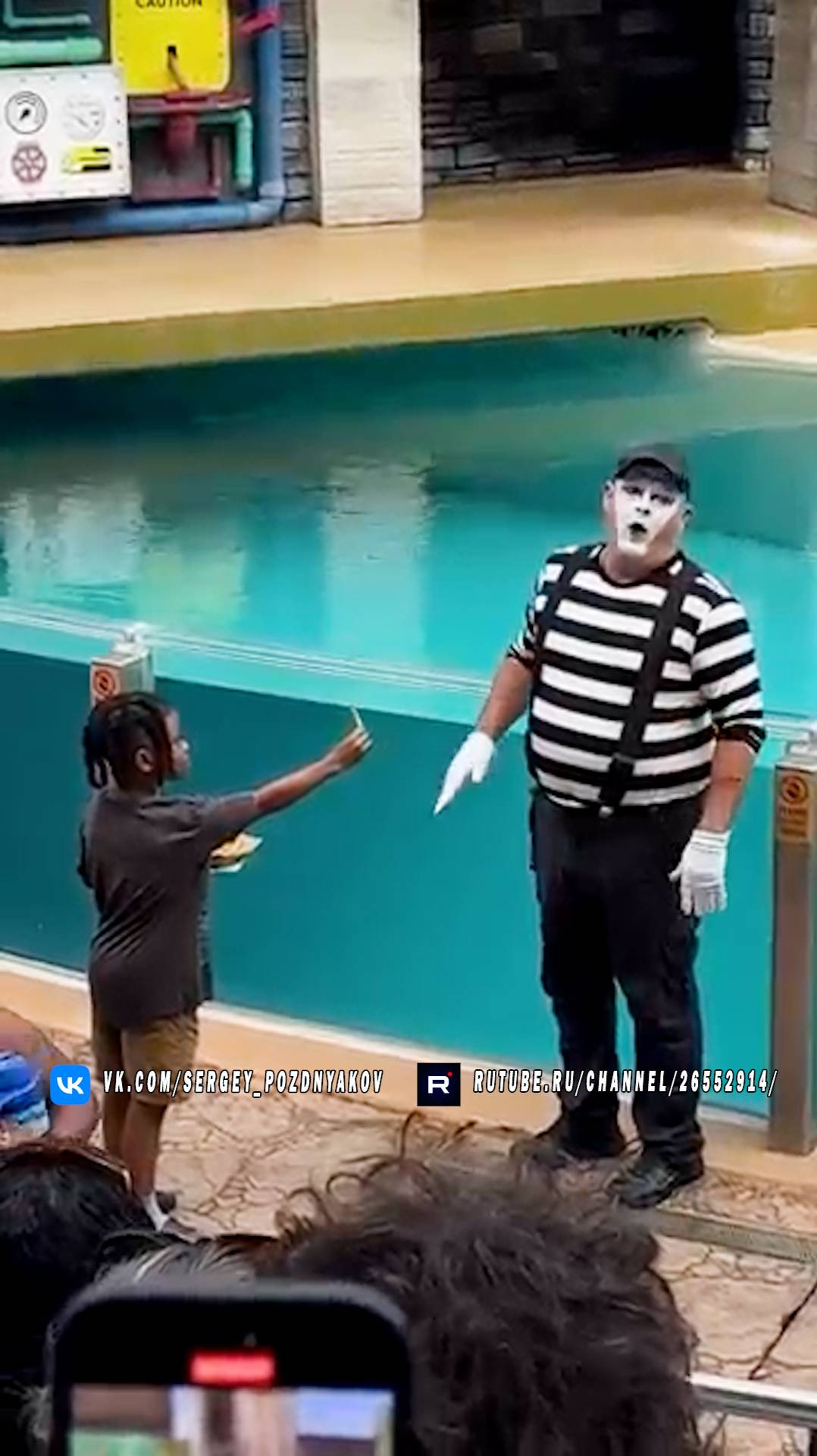 Добрый мальчик и Том-мим творят чудеса в Seaworld