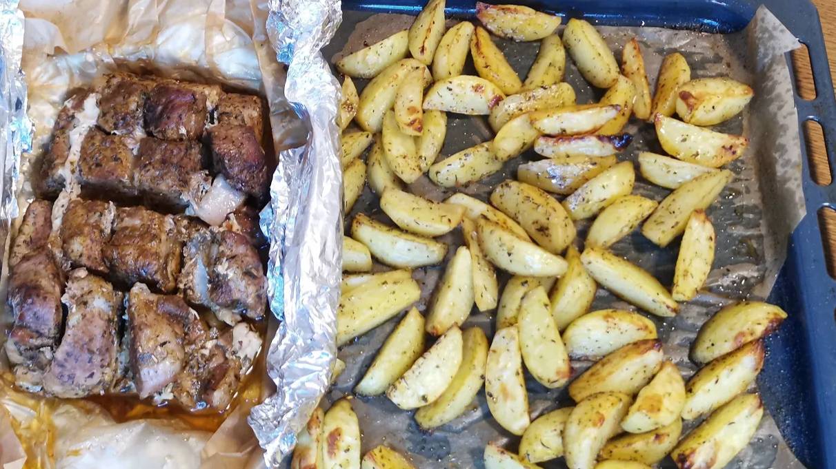 Сочная свиная грудинка в духовке с картошкой — просто и очень вкусно!