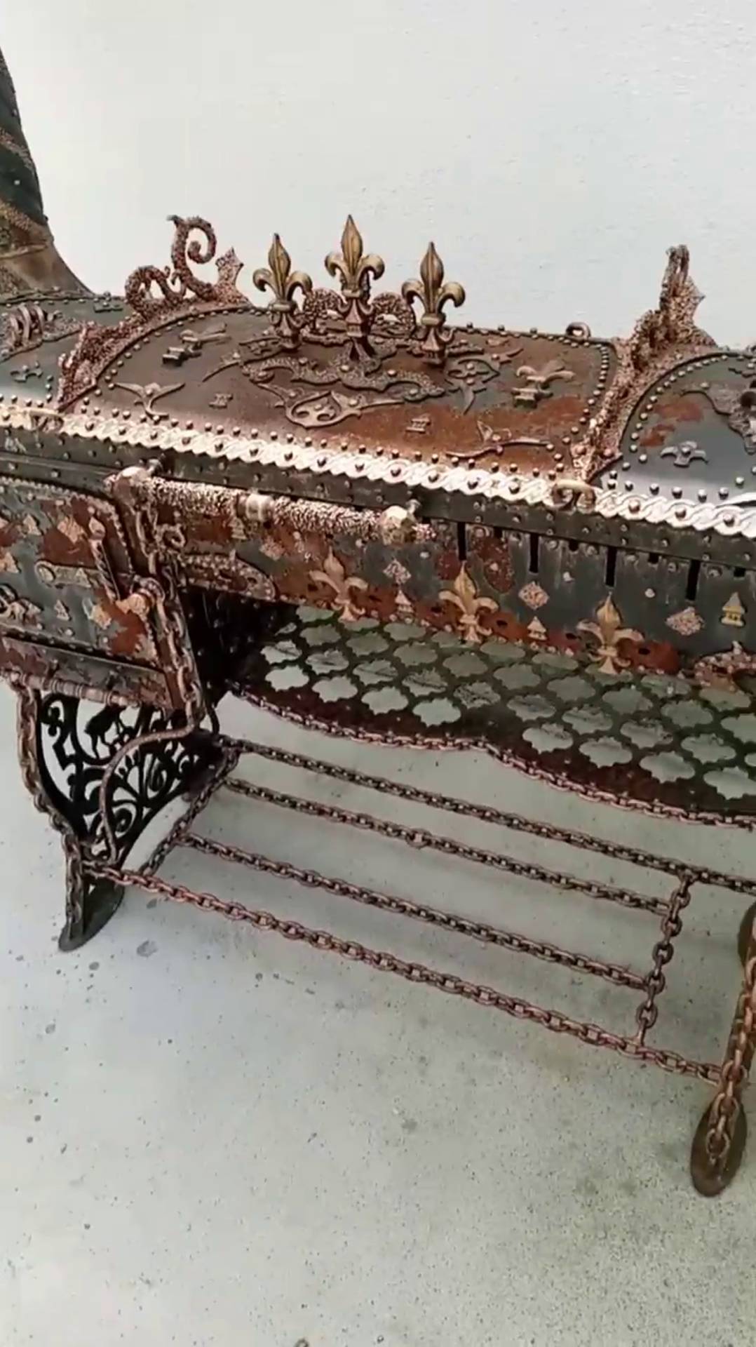 Кованный мангал для  шашлыков  на  даче