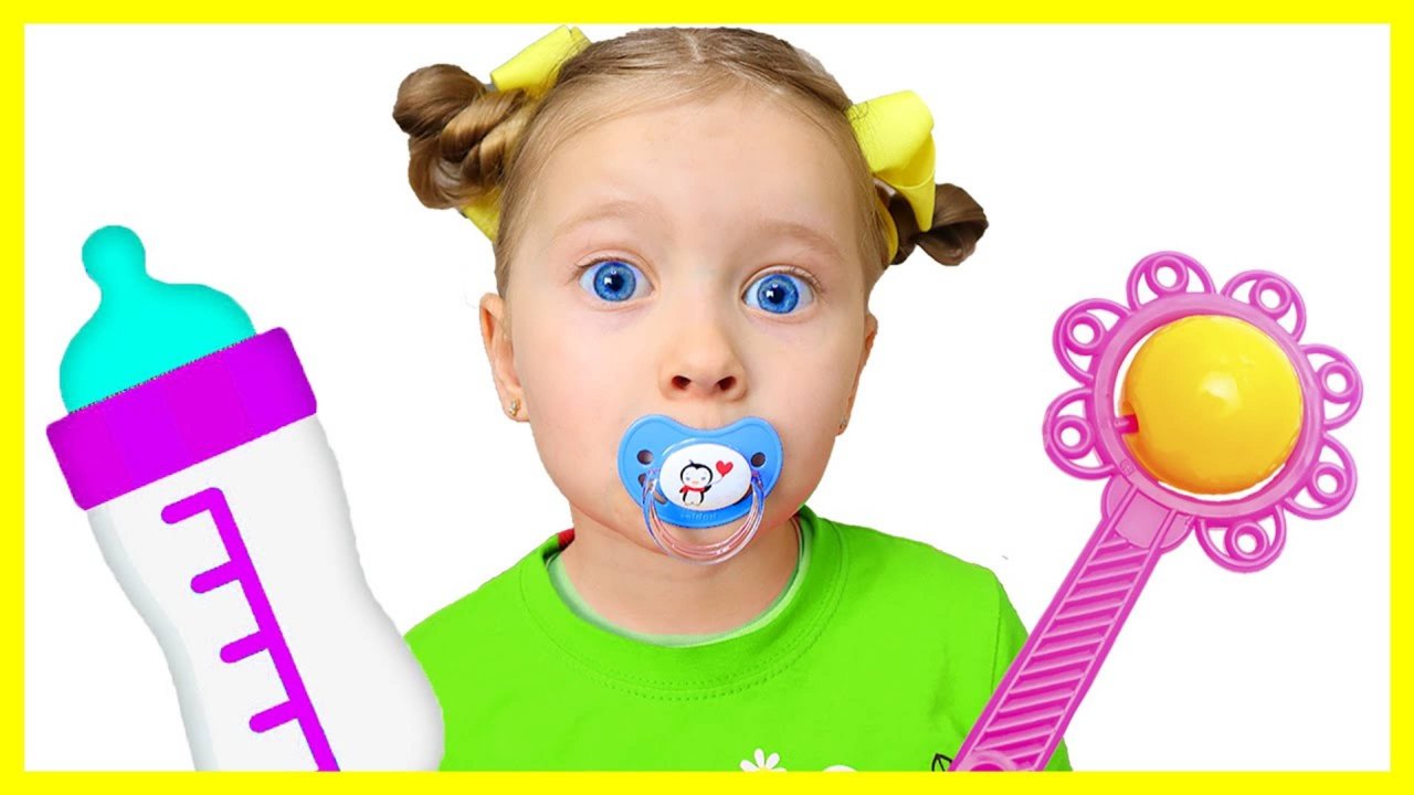 Милана играет со своей маленькой сестрёнкой и папой