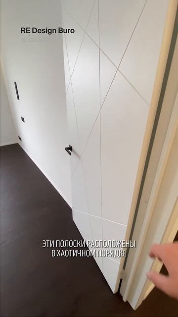 Необычно и креативно: белые двери с хаотичными полосками – ваш стильный выбор!