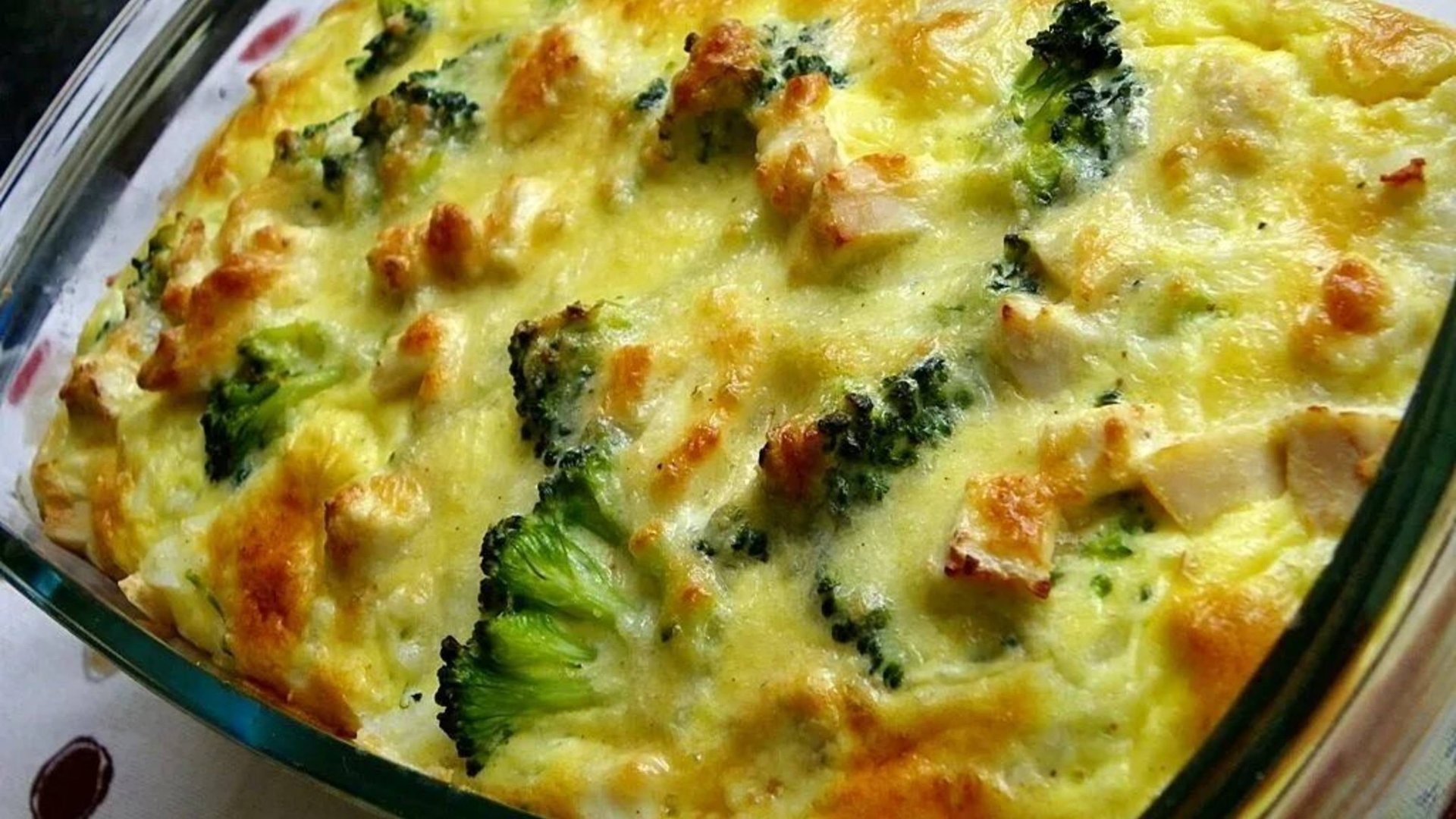 Запеканка из картофеля, брокколи, помидора и фарша под сырно-яичной заливкой.Рекомендую!