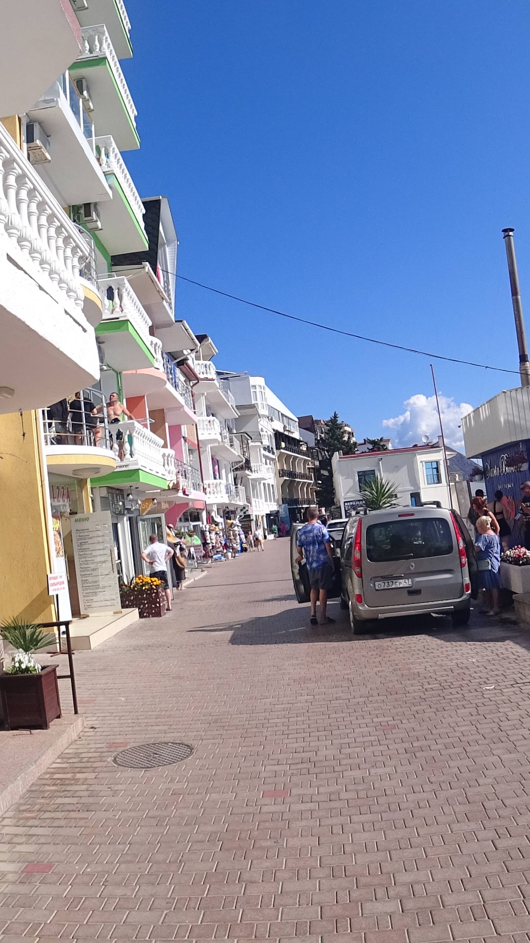 Люди и чайки на берегу моря Утес Крым