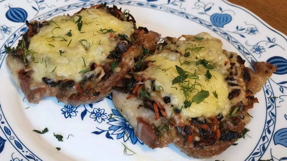 Отбивные из свинины с корейской морковью и грибами — нежно, сочно, вкусно!