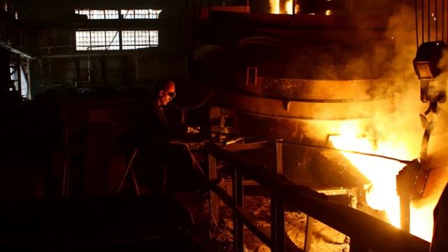 Разливка стали из печи.