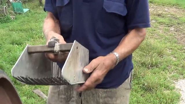 Как сделать совок для сбора голубики, черники, брусники и других ягод