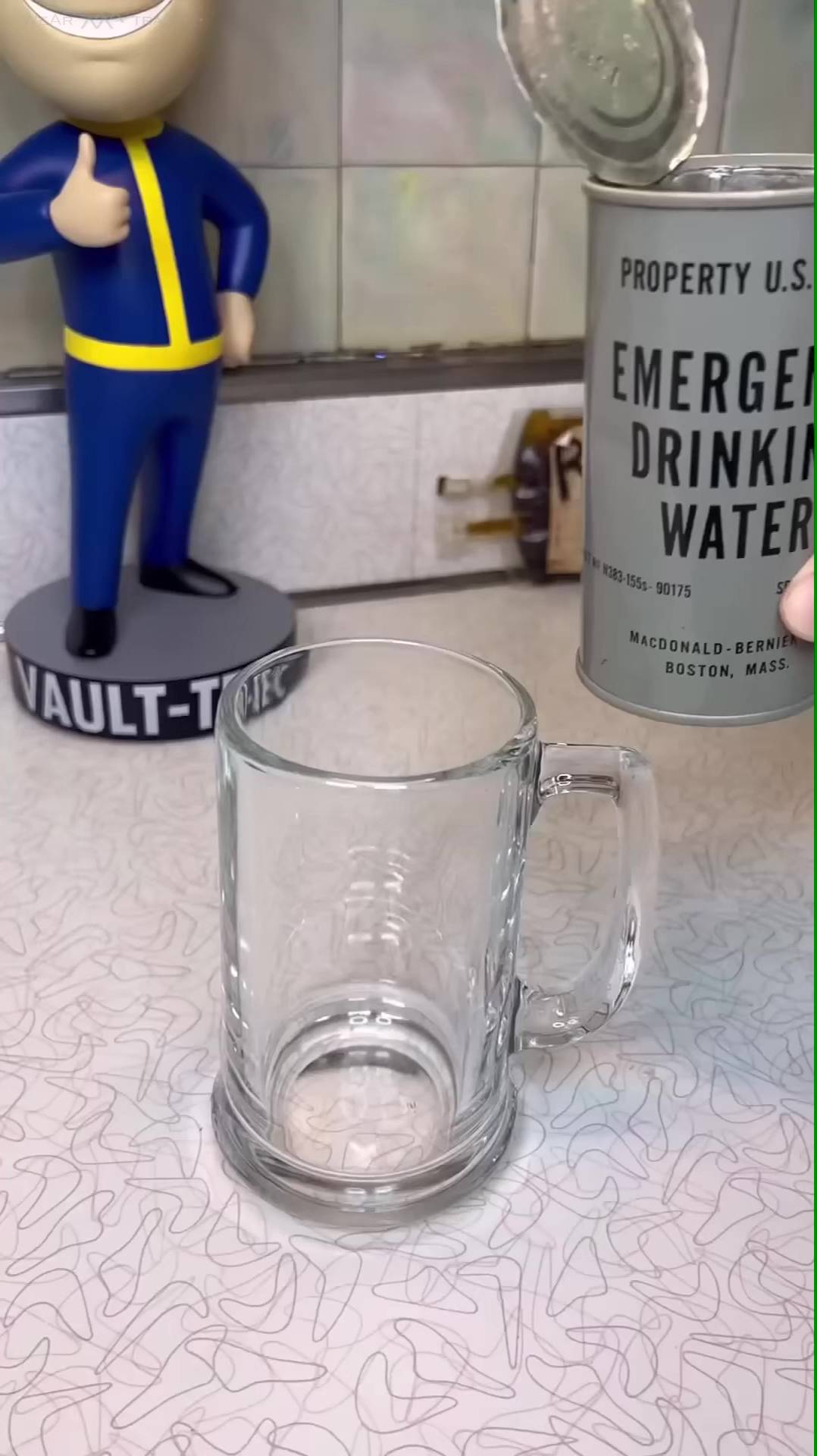 Распаковка 60-летней консервированой воды. Стратегический запас ☢️