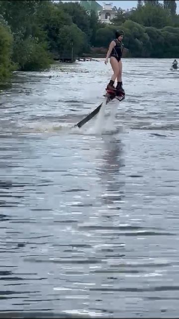 Полет на флайборде над водой в Москве: Экстремальные развлечения Агентства Экстрима АХАА