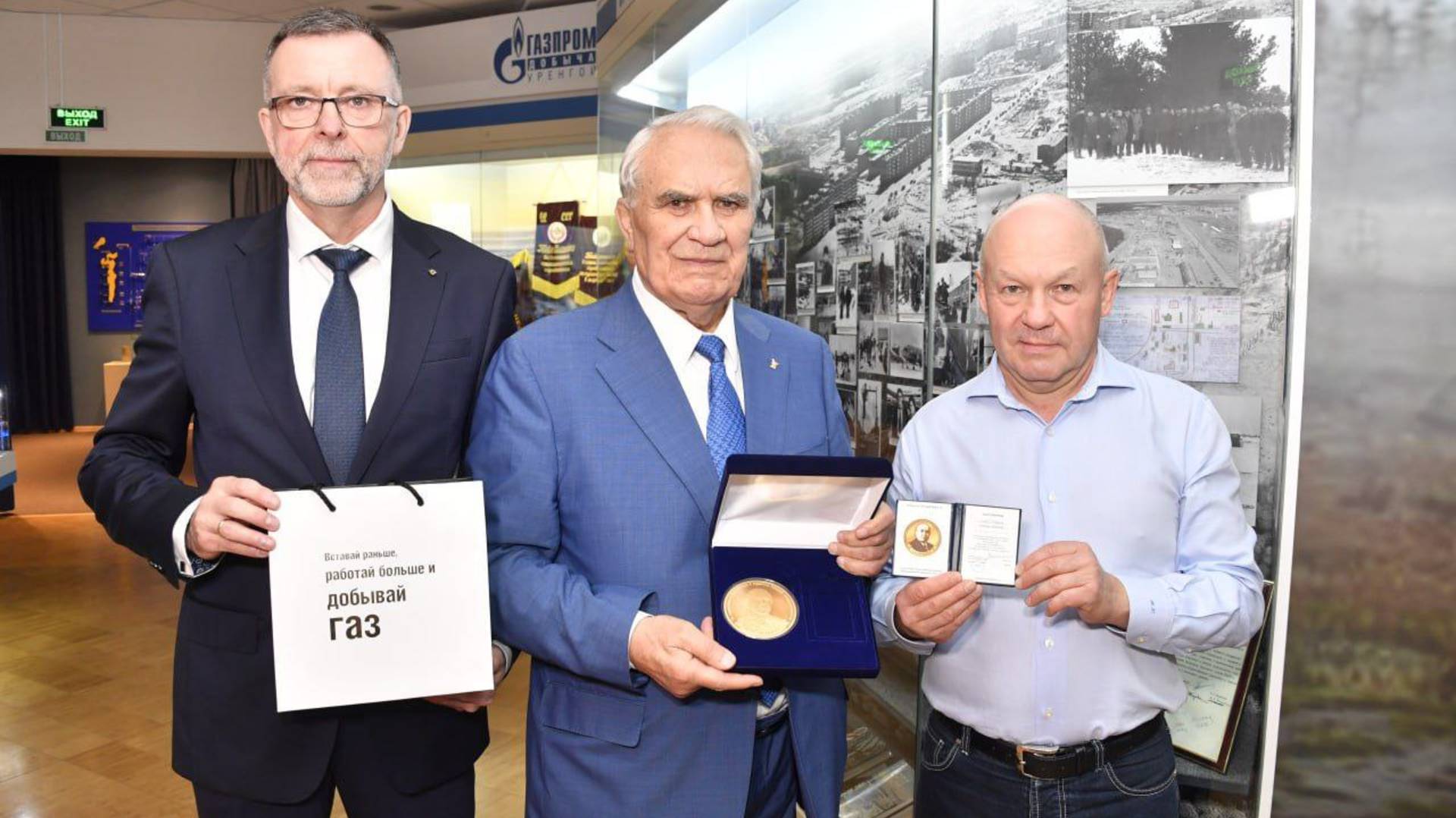 Генадий Шмаль в Музее истории «Газпром добыча Уренгой»