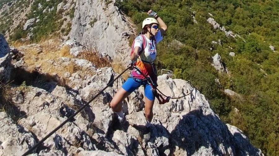 Представитель группы Supergirls Равиля на скалах Крыма!