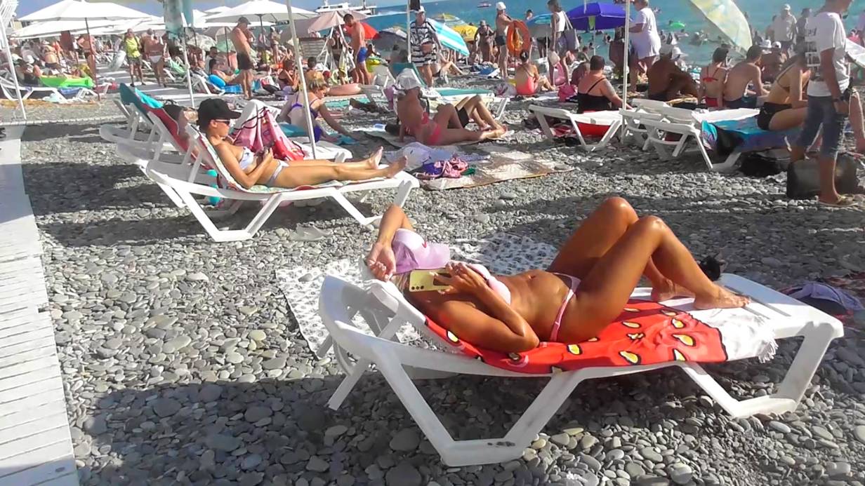 Отдых на море в Лазаревском. Сочи. Народ на пляже. Мутное море