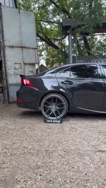 Lexus IS на примерке дисков в 19-ом диаметре