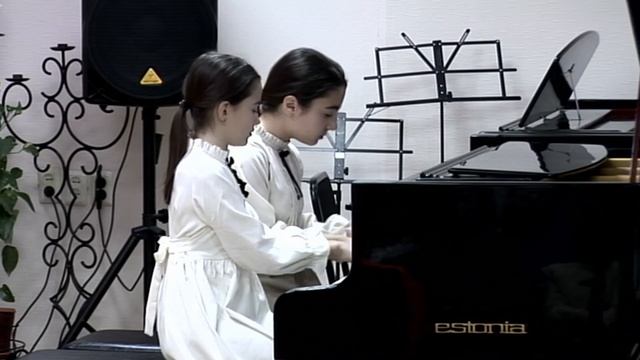 Фортепианный ансамбль исполняет «Огонь, вода и медные трубы» (А. Смольянинов)