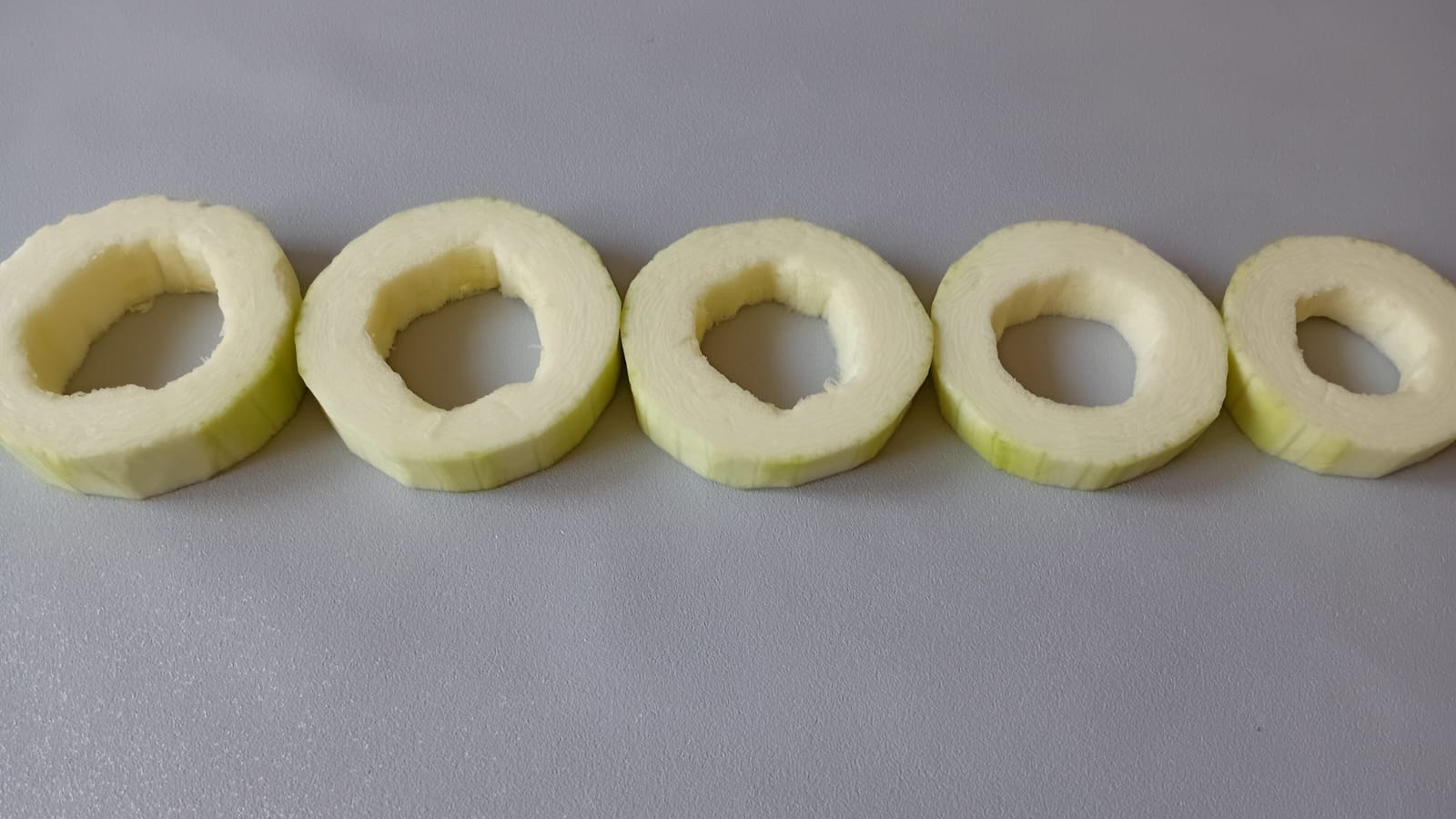 КОЛЬЦА ИЗ КАБАЧКОВ С КУРИЦЕЙ И СЛИВКАМИ В ДУХОВКЕ ПАЛЬЧИКИ ОБЛИЖЕШЬ