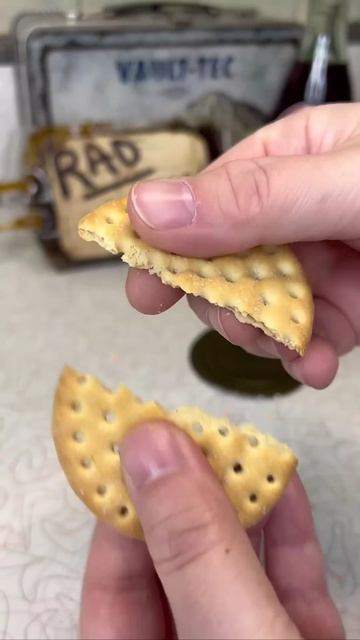 Открываем и пробуем 50-летние крекеры для бомбоубежища☢️