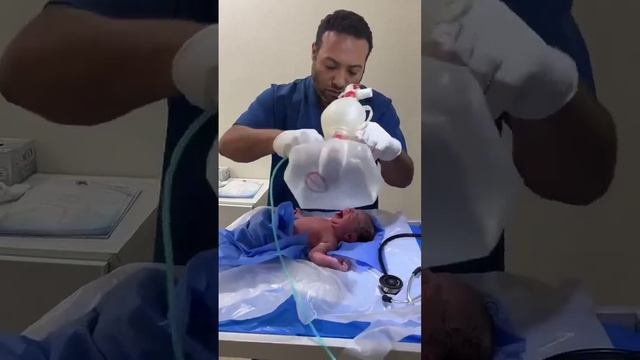 Врач оживляет новорождённого малыша...
