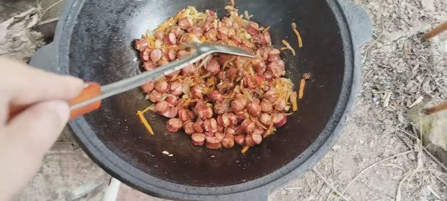 Колбаски в казане с картошкой очень вкусно