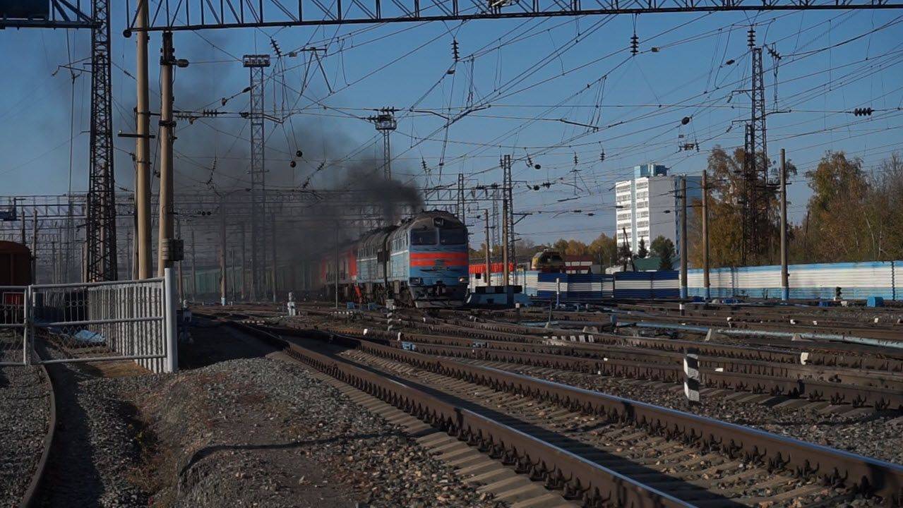 Тепловозы 2ТЭ116У-0004 и 2ТЭ10М-3032. Отправление двойной тяги.