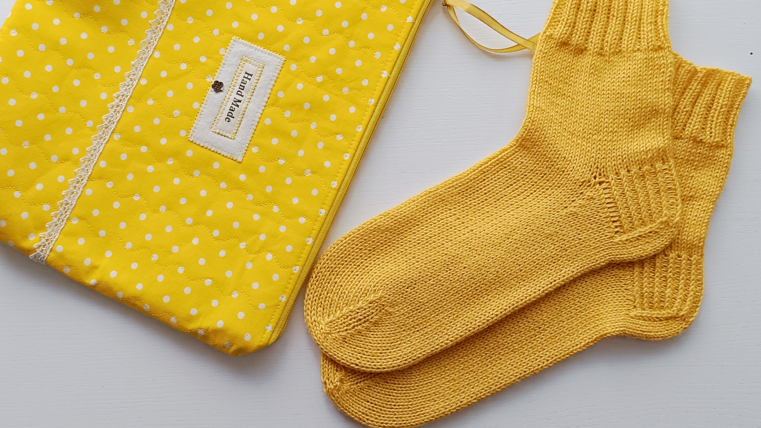 Пара жёлтых носков на август/впечатления от пряжи/получила два прекрасных рукодельных подарка/