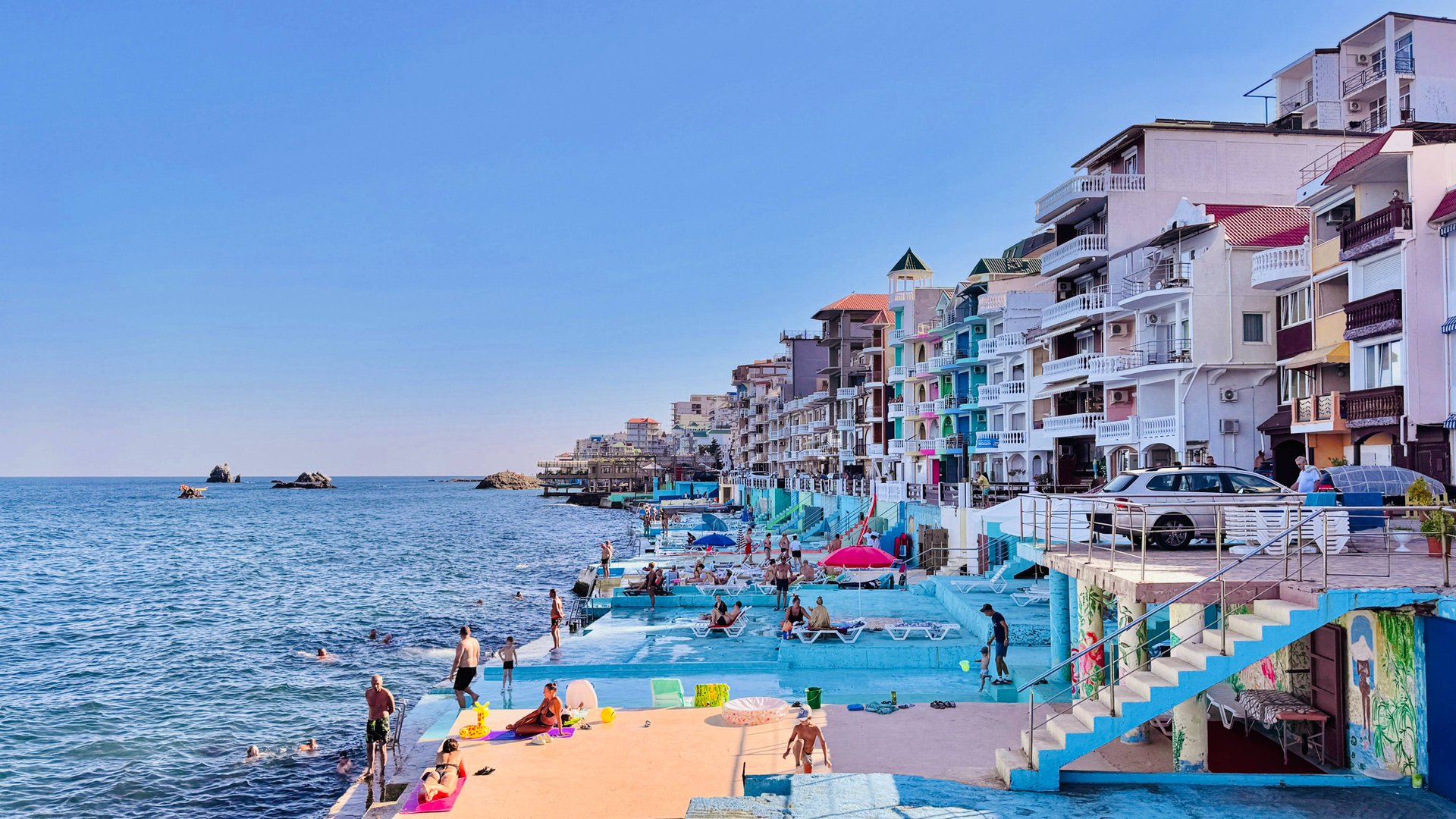 КРЫМ. УТЕС трещит по швам! Как сейчас выглядит САМЫЙ НЕОБЫЧНЫЙ ПОСЕЛОК для отдыха у моря! ПАРТЕНИТ