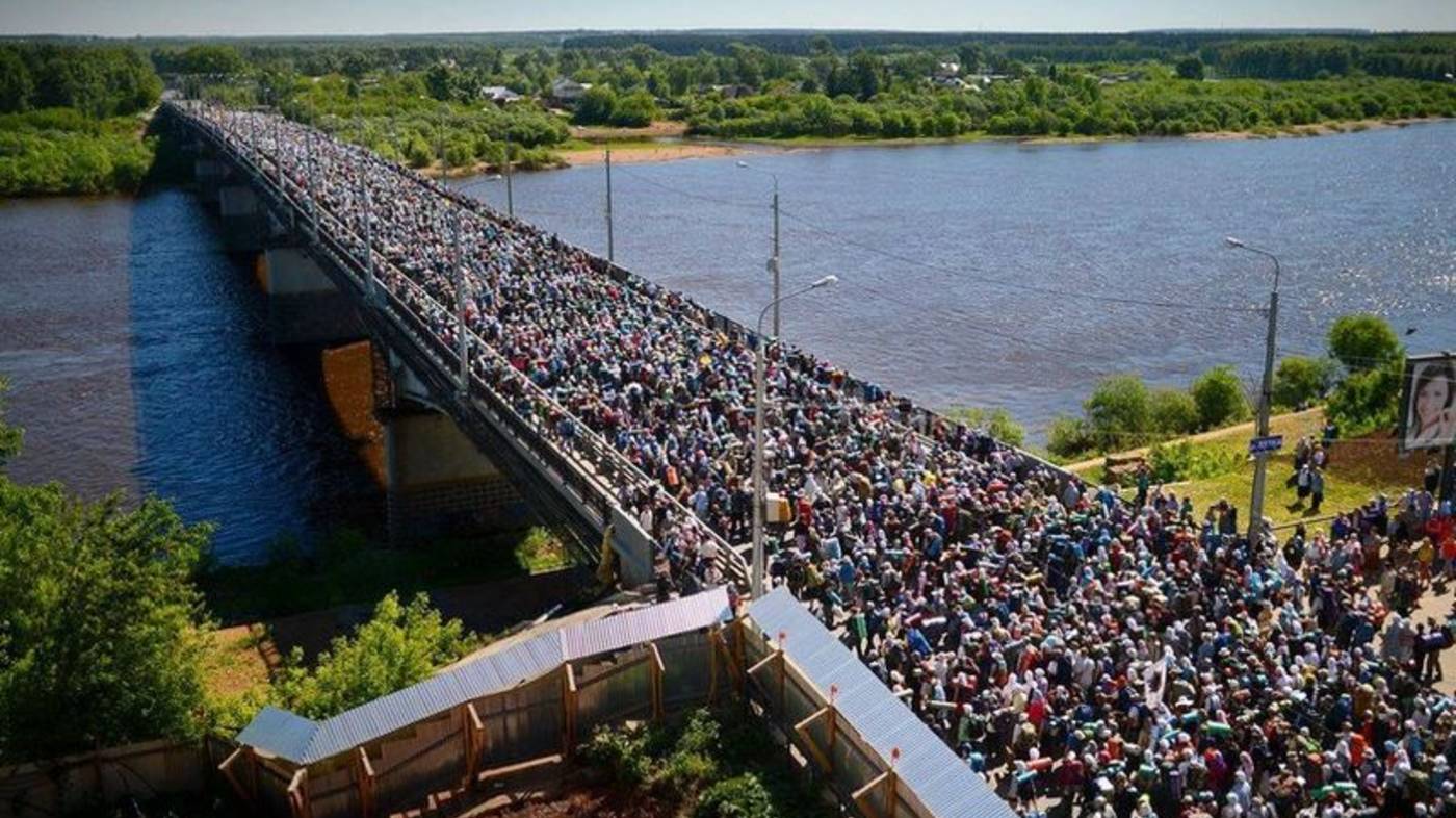 Крестный ход или Русский марш?