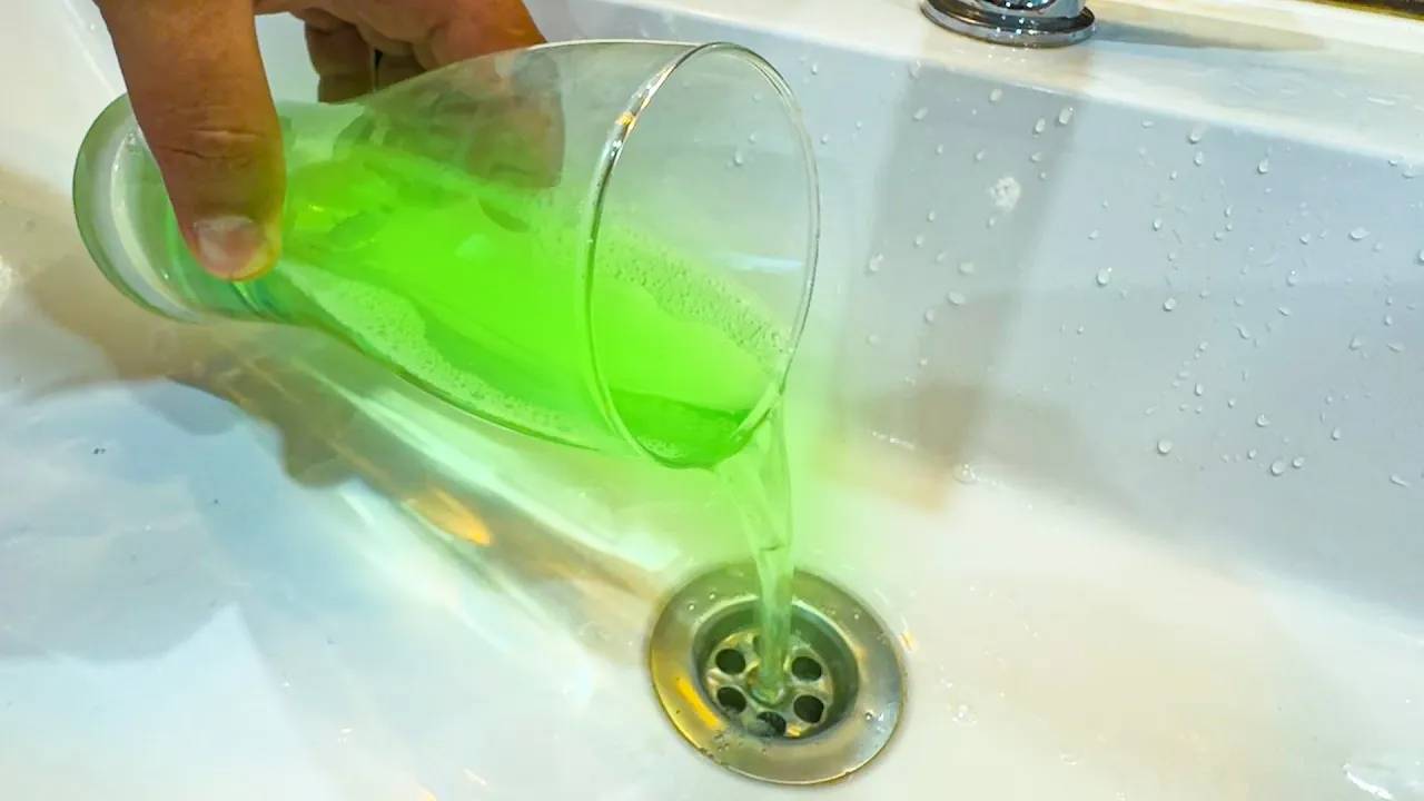 Сделай это и любой засор в канализации улетит в трубу!  Это очищает канализацию лучше, чем Крот!