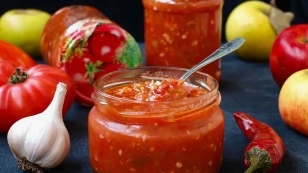 Аджика из кабачков, помидоров и яблок.