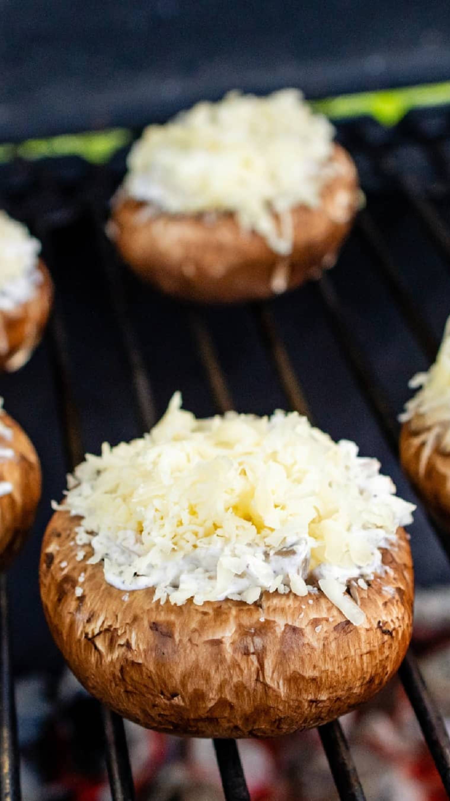 Жюльен в шляпке шампиньона. Готовлю в гриле, но можно и в духовке - просто и вкусно!