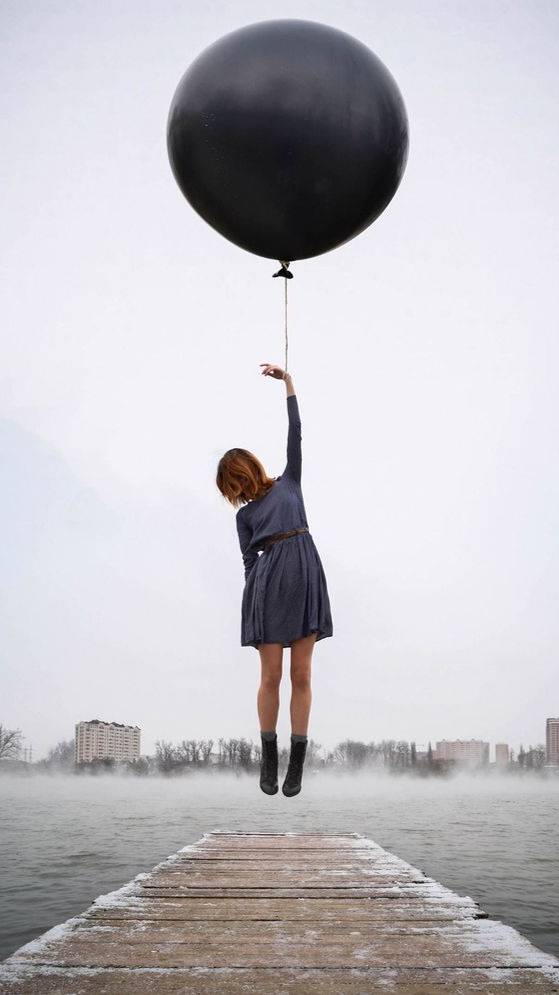 «Девушка зацепилась за трос воздушного шара и взмыла с ним к облакам»