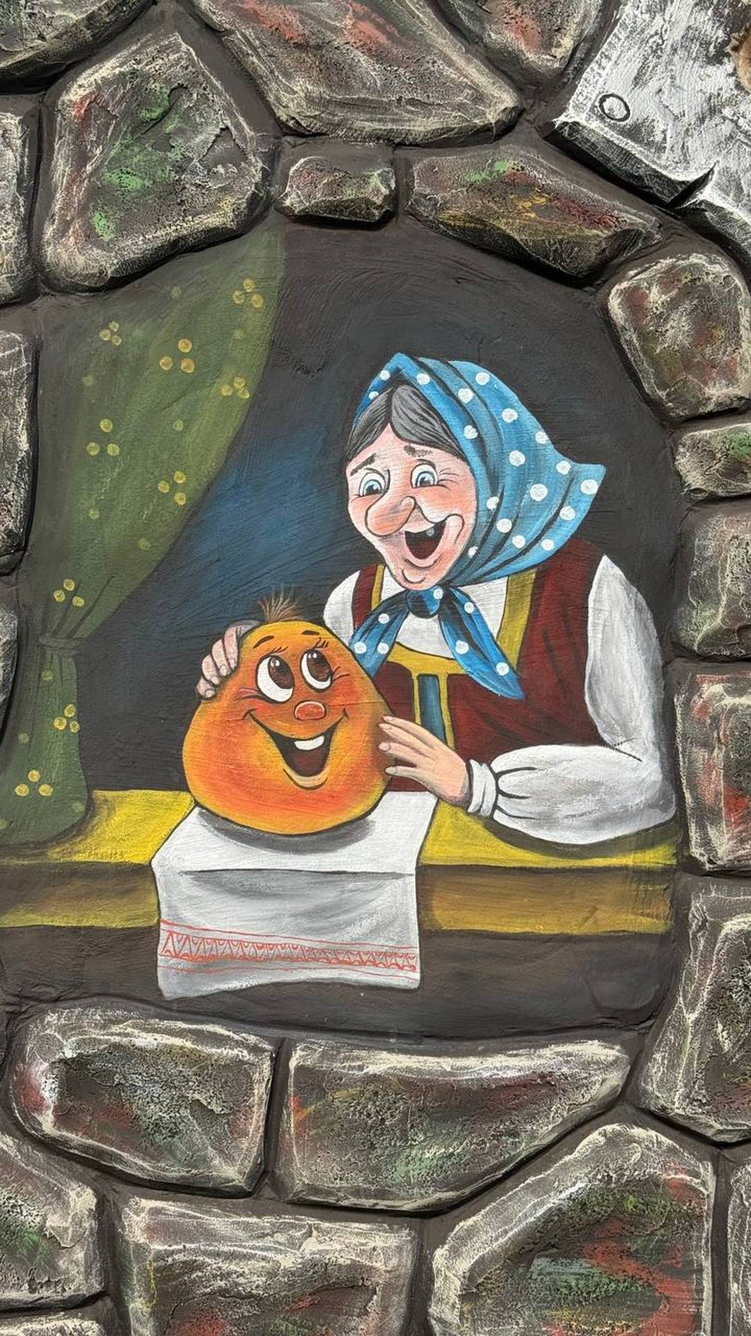 забор из  арт бетона настенная живопись акриловые  краски.