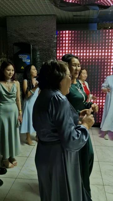 #якутск "Он тебя целует, говорит что любит" Александр Луценко поет на свадьбе Вики и Айтала