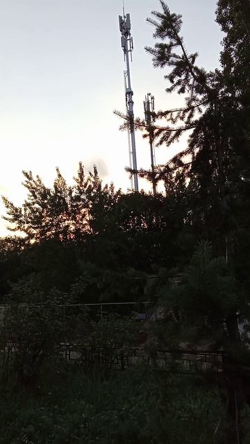 Две сотовые вышки в упор к жилому дому для чего не понятно связь и так есть