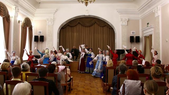 Ансамбль солистов «Русские узоры» - «Давно дома не была»