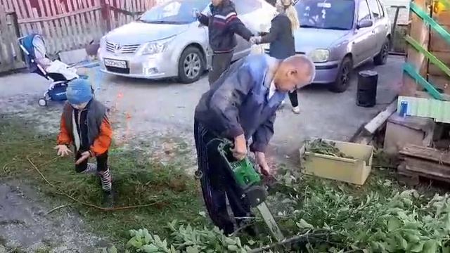 Отдыхаем на даче, пилим дрова, купаемся в бассейне, топим баню, жарим шашлыки