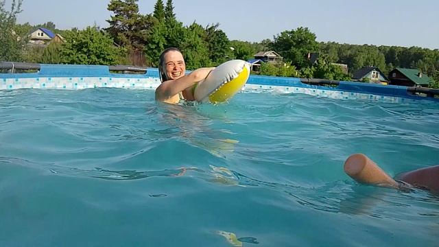 Купаюсь на даче в бассейне, прыгаю, ныряю, плаваю. Очень классно, летний отдых