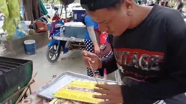 Тайланд, уличный рынок. Что продают на улицах Тайланда. Шашлыки из морепродуктов, мяса и много друго