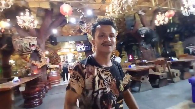 Отдыхаем на даче, пилим дрова, купаемся в бассейне, топим баню, жарим шашлыки