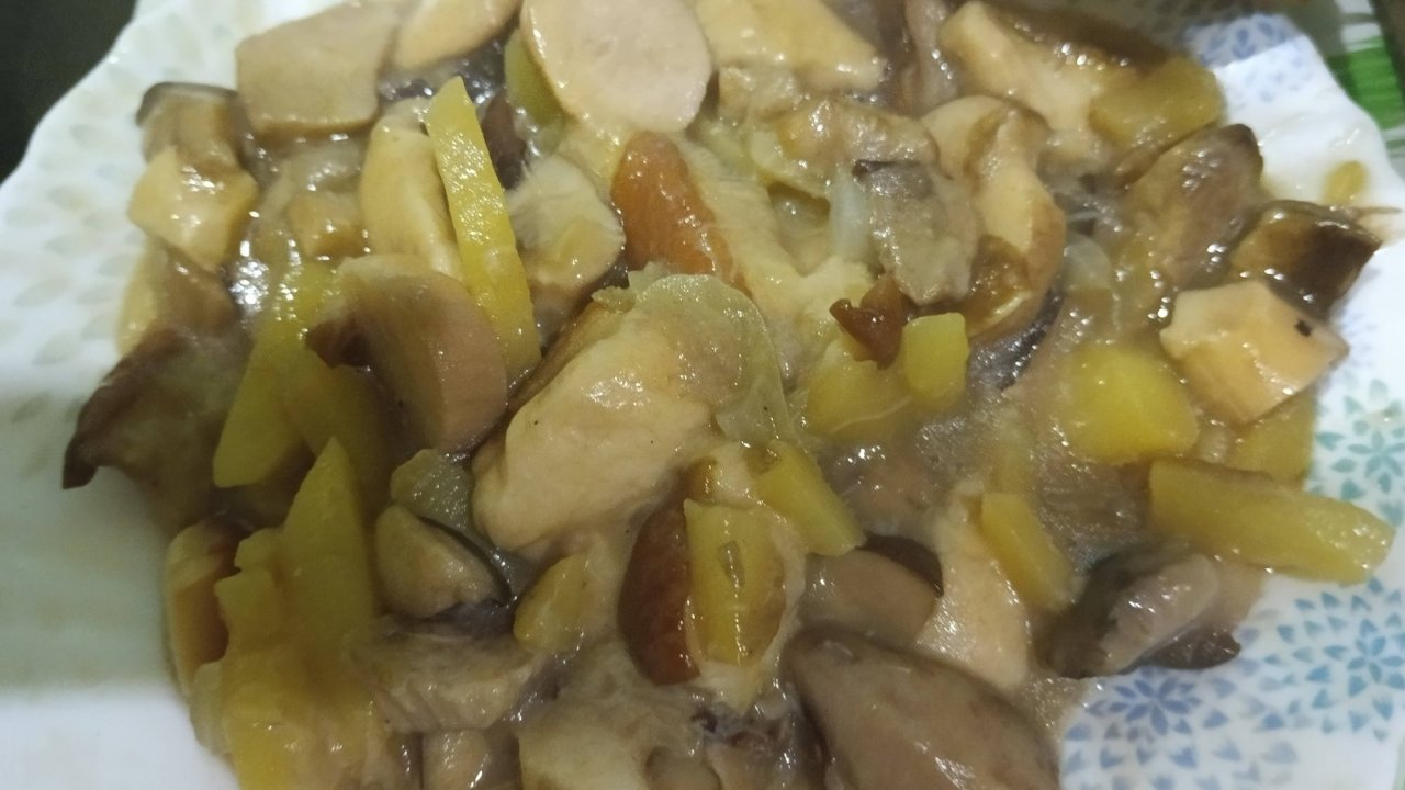 Жареха  из  белых грибов. Сижу и глотаю слюни.