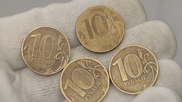 Четыре десятки 2010- х годов ценой от 100000 рублей.