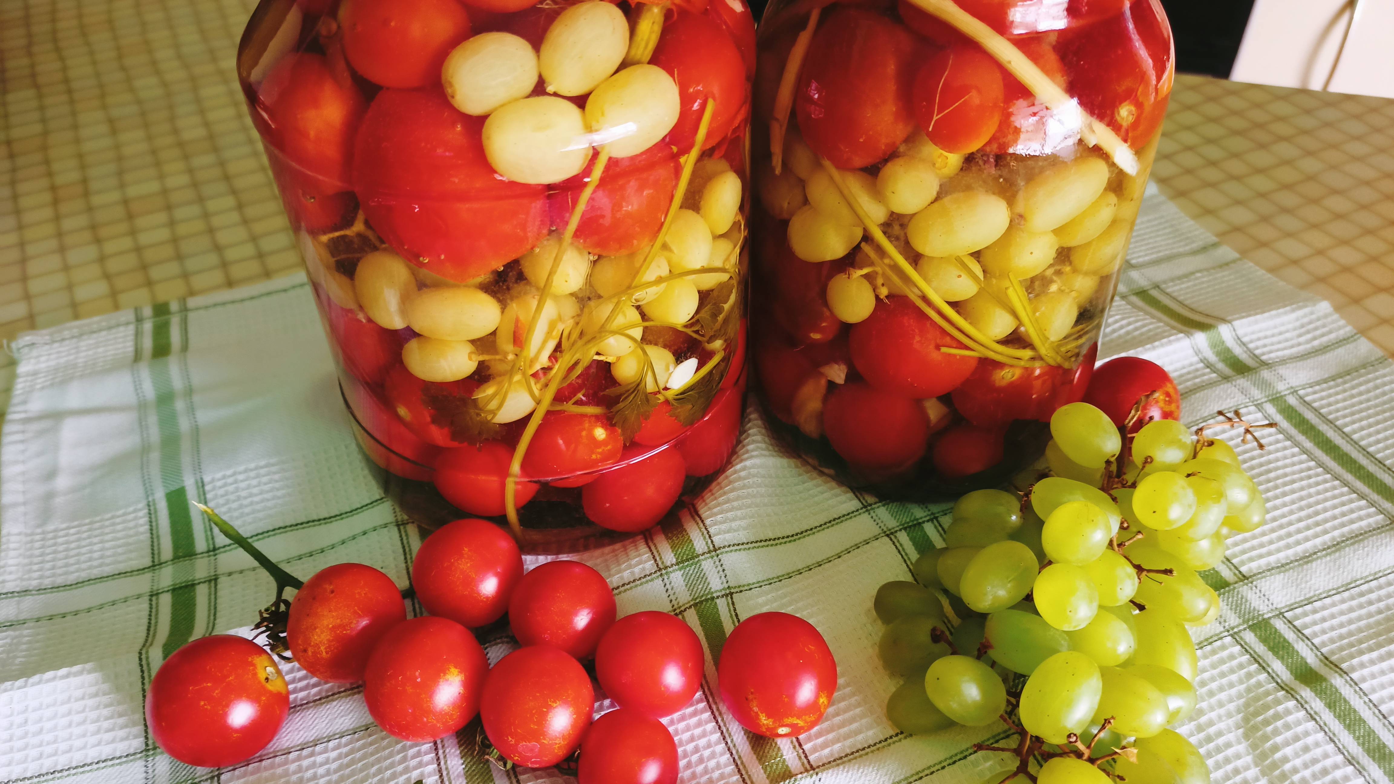Черри с зеленым виноградом – сладкая экзотика в банке!